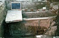 Sepoltura con sarcofago riusato